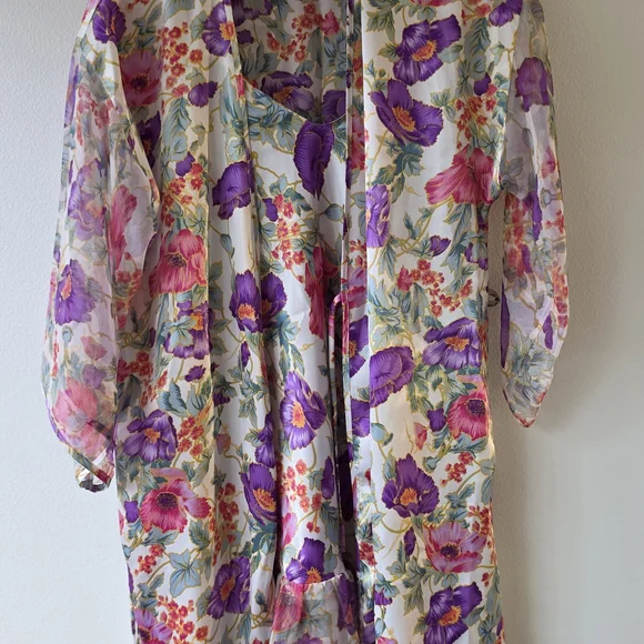 Floral Slip Chemise -👀BUNDLE AND SAVE🥳 - Picture 5 of 9